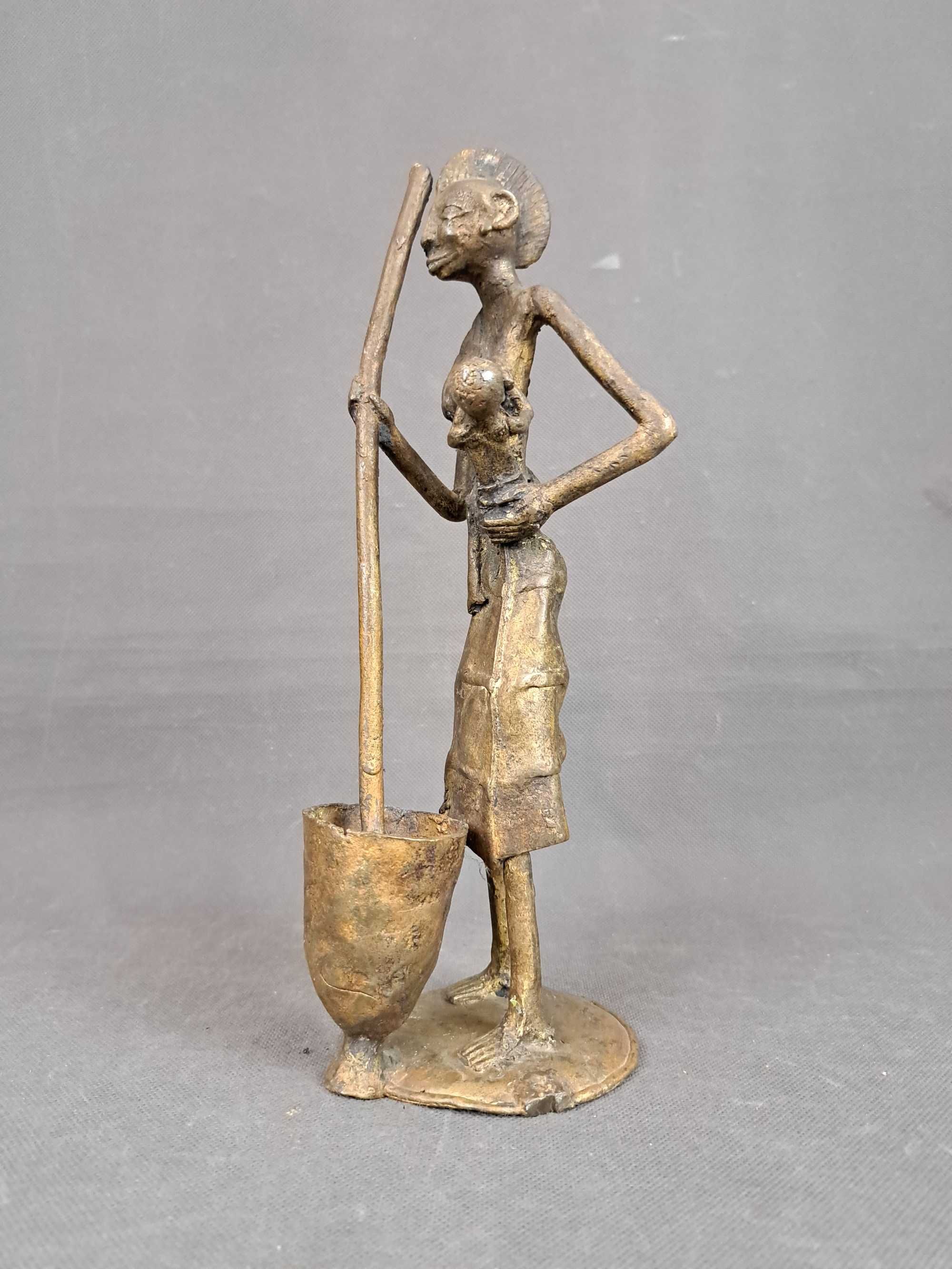 Brąz, stara afrykańska rzeźba z brązu, kobieta z dzieckiem wys. 30 cm