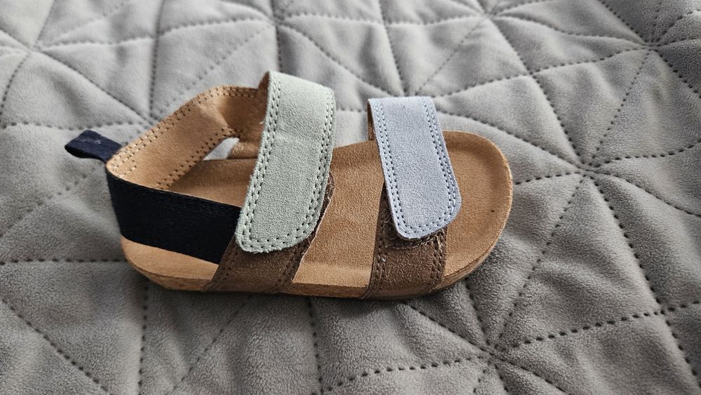 Nowy prawy ! sandał H&M  rozmiar 22