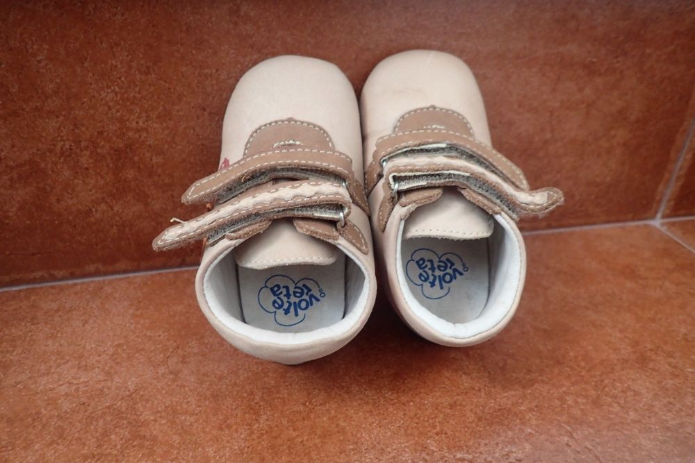 Sapatos de pele para bebé