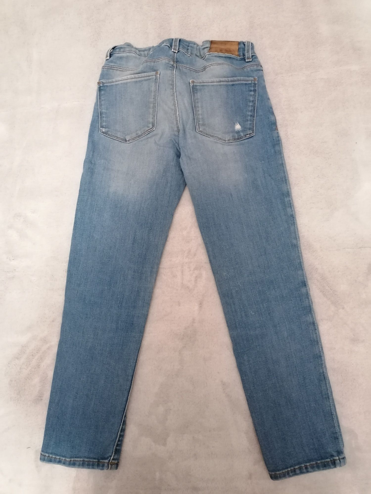 2 pary jeansów Zara blekitne z dziurami, 136, H&M, granatowe