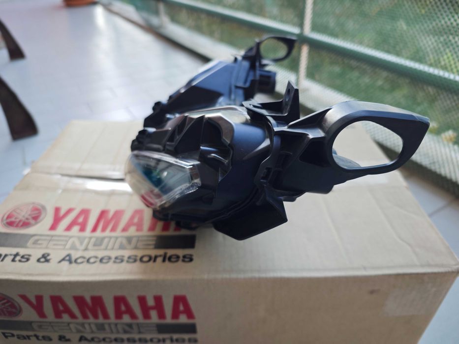 Optica mínimos e suporte piscas Frente, Tracer 9/GT/GT+  2021 a 2024.