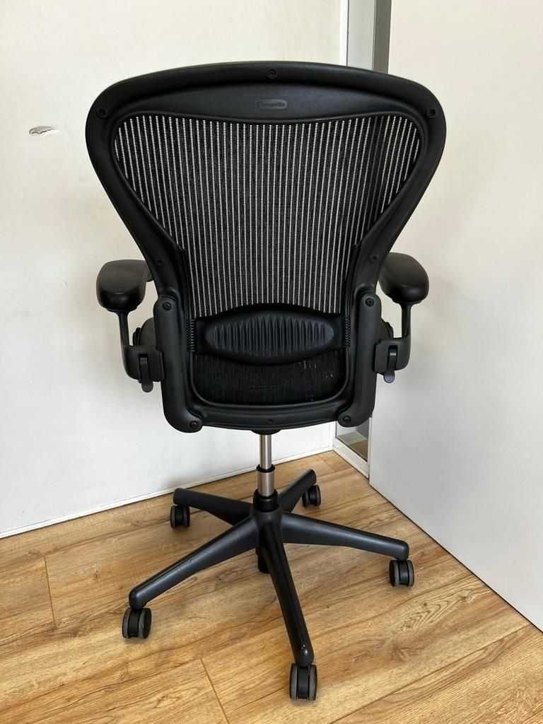 Opção completa Herman Miller Aeron remodelada, com suporte lombar