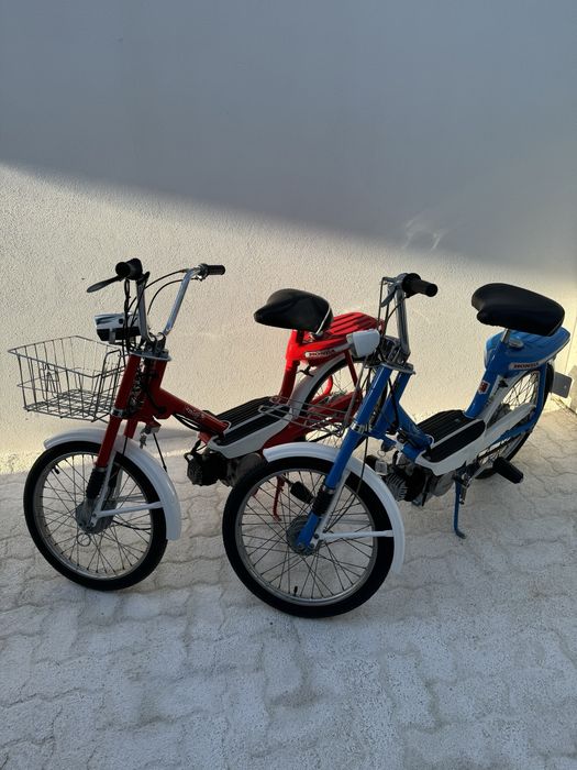 Honda Amigo PF50 Vermelha e outra Azul