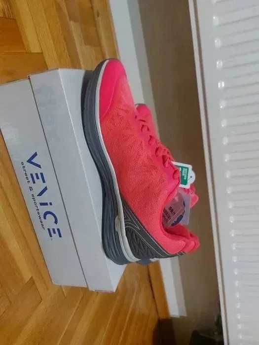 Różowe buty sportowe