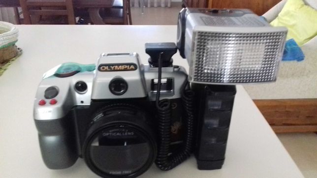 Máquina fotográfica antiga com flash Olympia