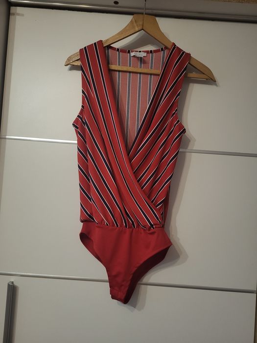 Czerwone kopertowe body w granatowe paski