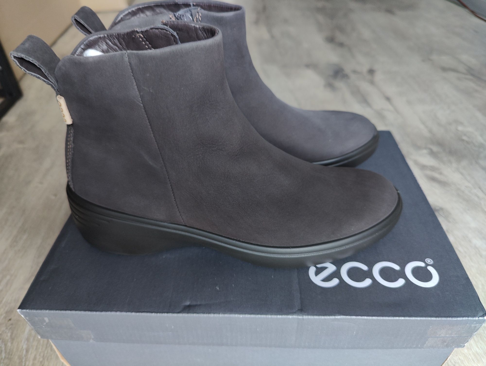 Botki damskie ECCO Soft 7 Wedge EU 37 zamsz