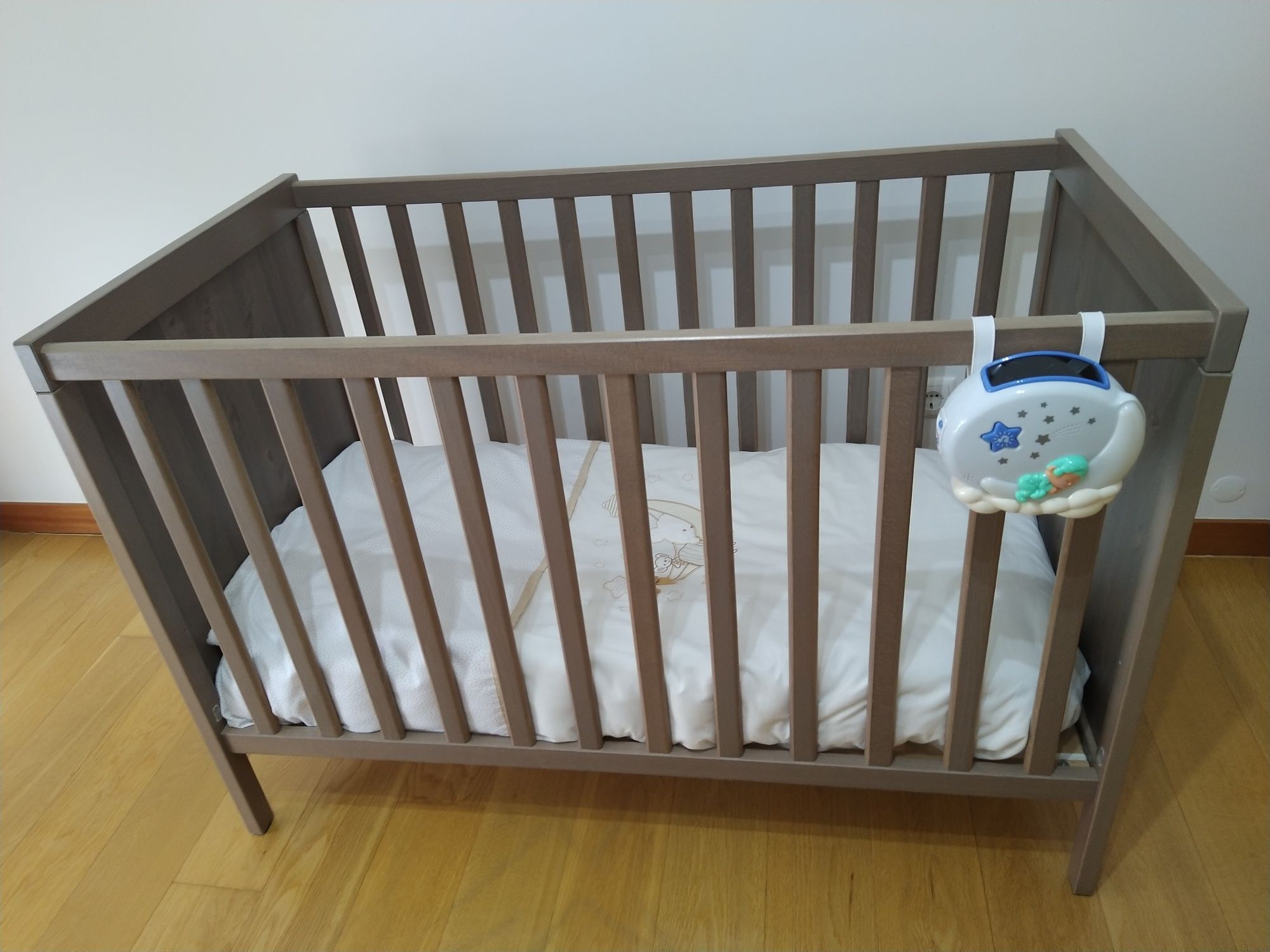 Cama para bebé com colchão