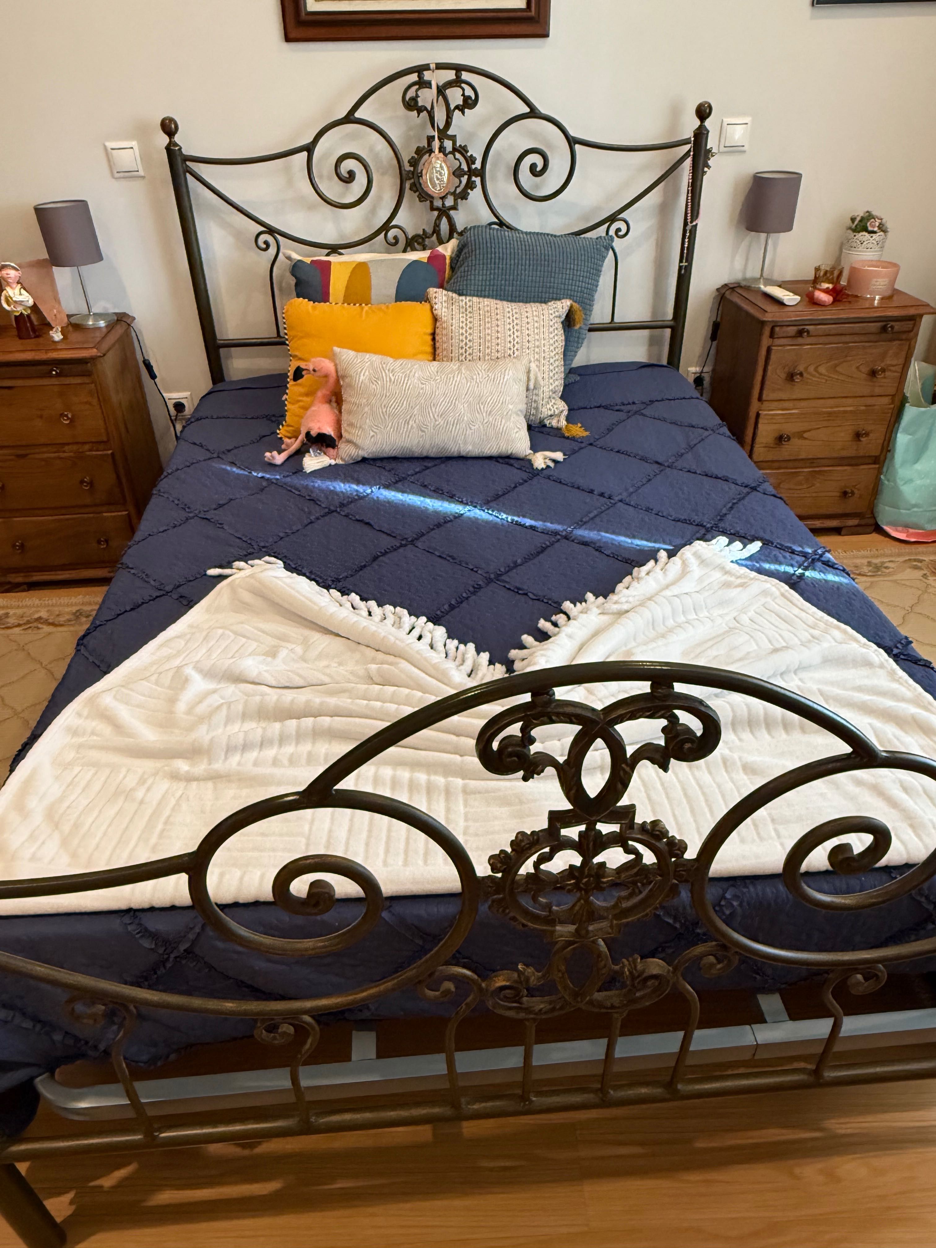 Cama de casal em ferro + colchão