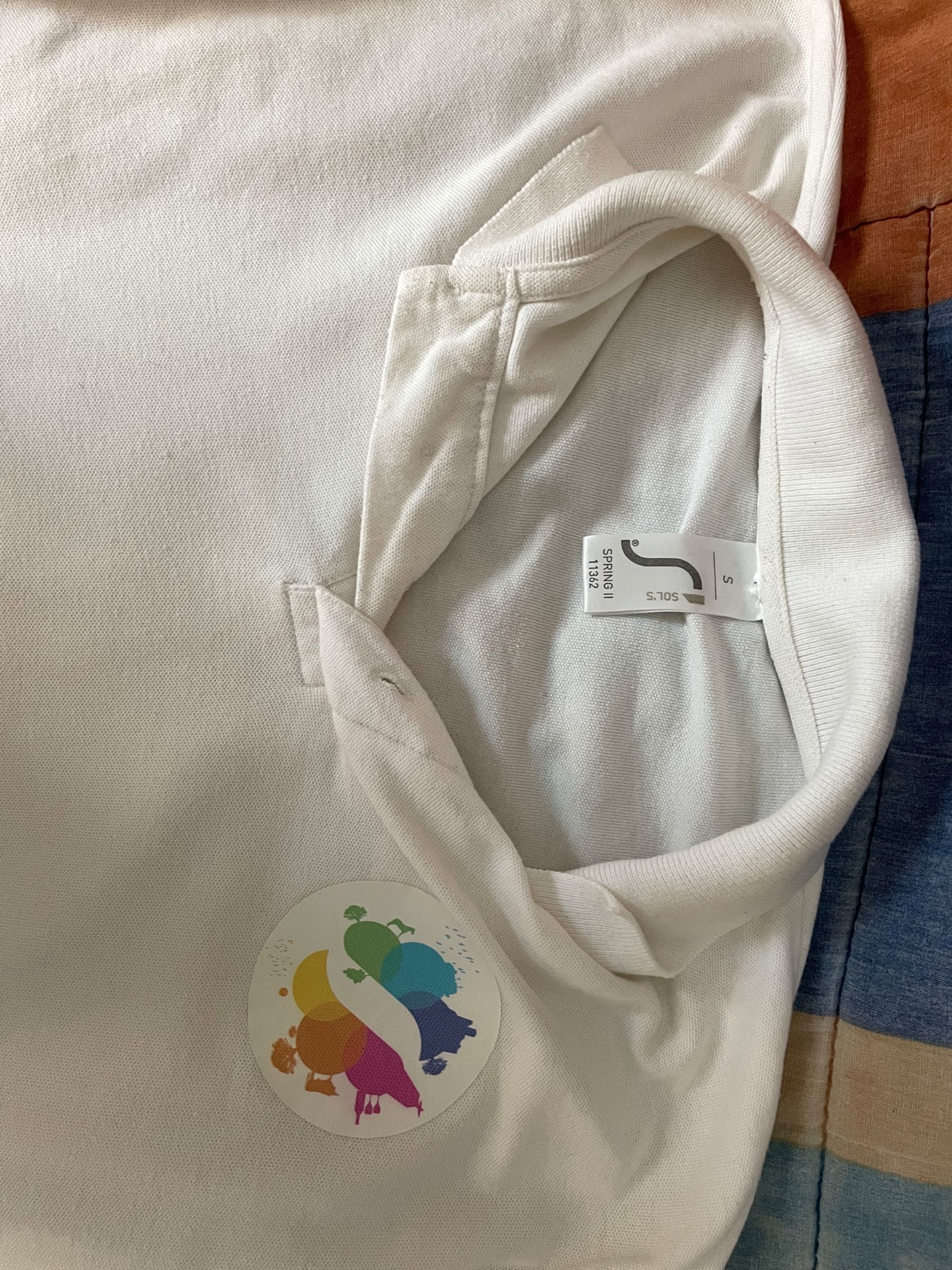 Polo/sweat branco com símbolo colorido