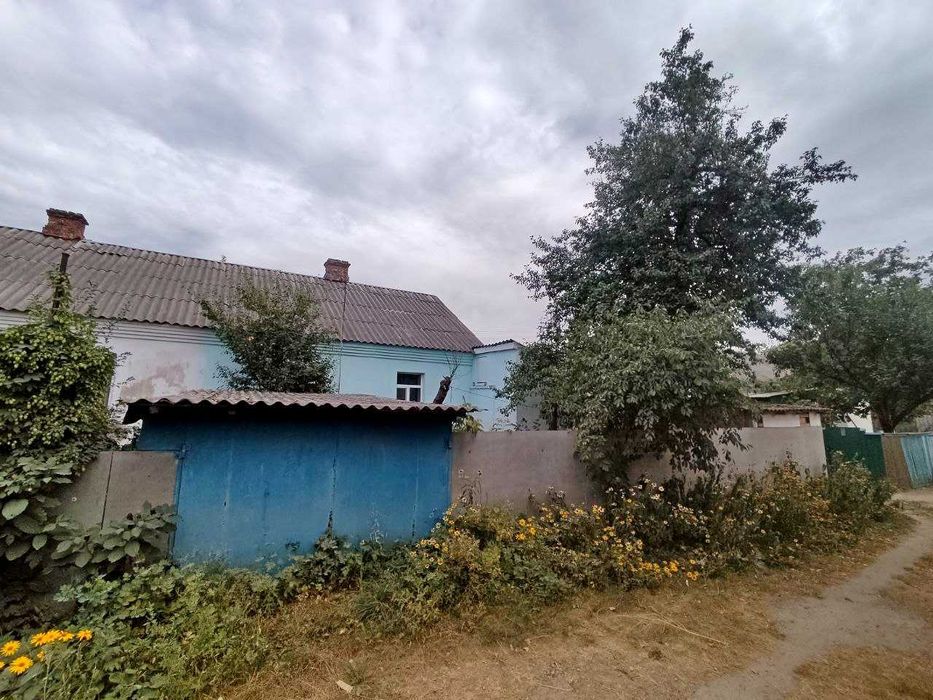 Продам частину будинку в гарному стані, з гаражем. (SP)