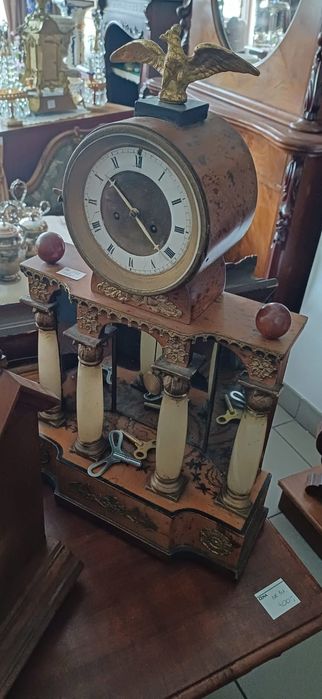 Piękny zegar bogato zdobiony