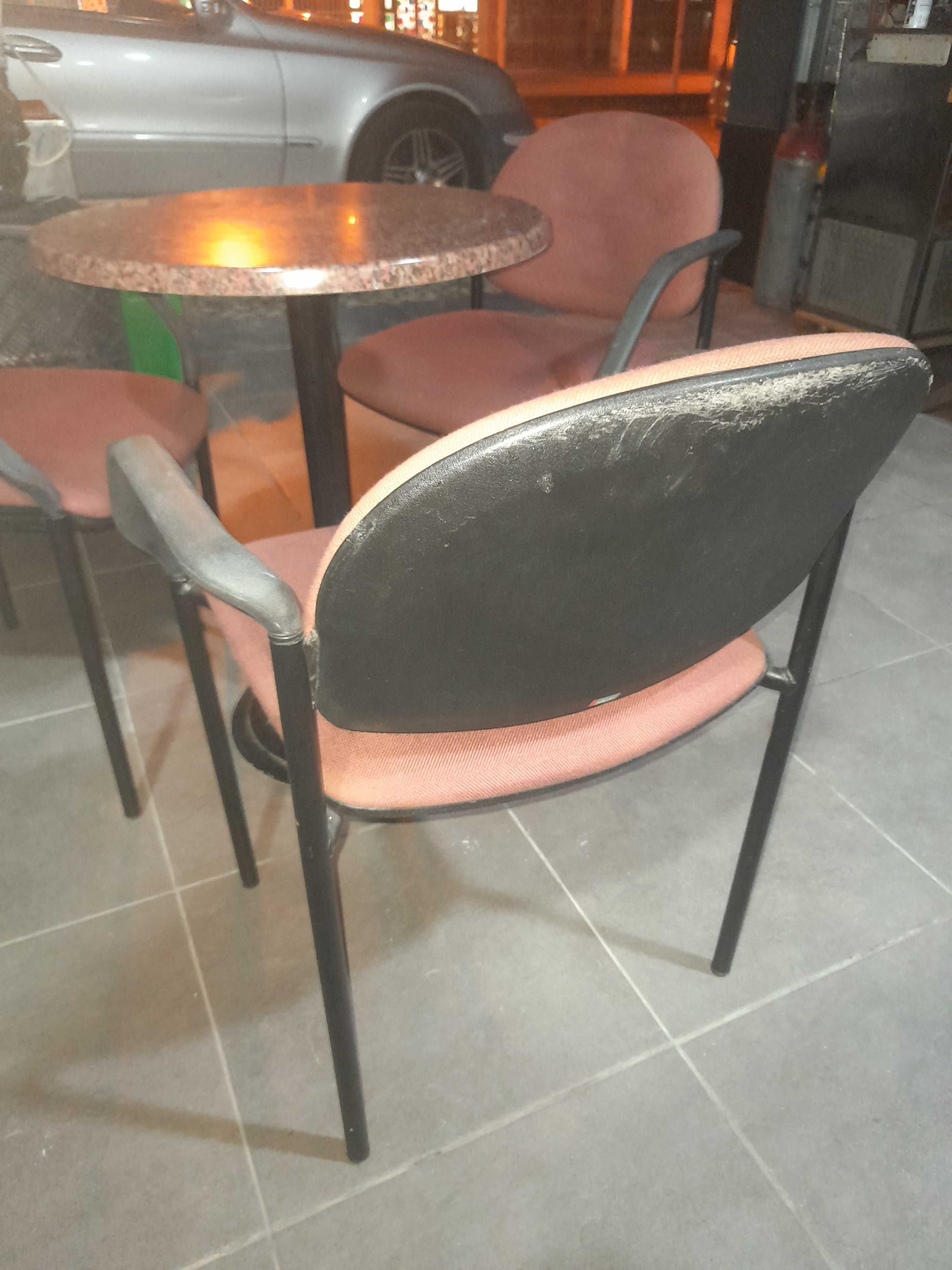 Conjunto de mesas e cadeiras