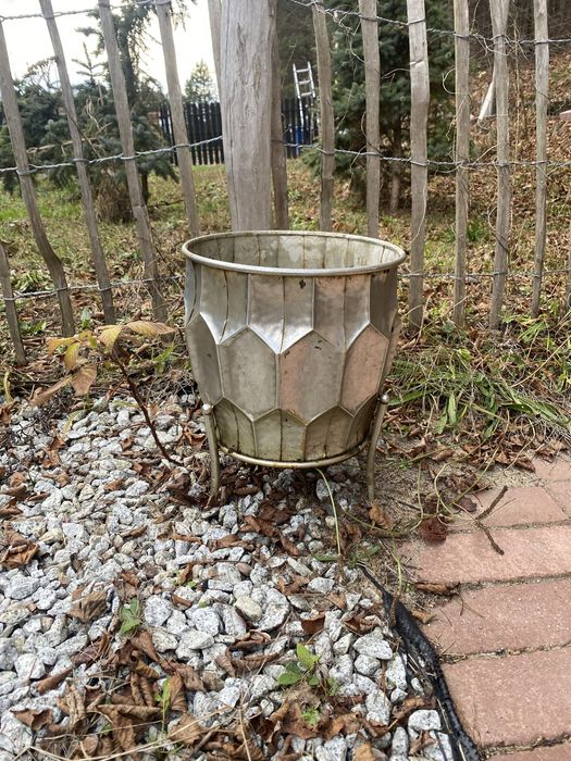 Metalowa duża osłonka doniczka na nóżkach