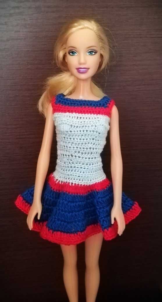 Szydełkowa sukienka dla lalki Barbie