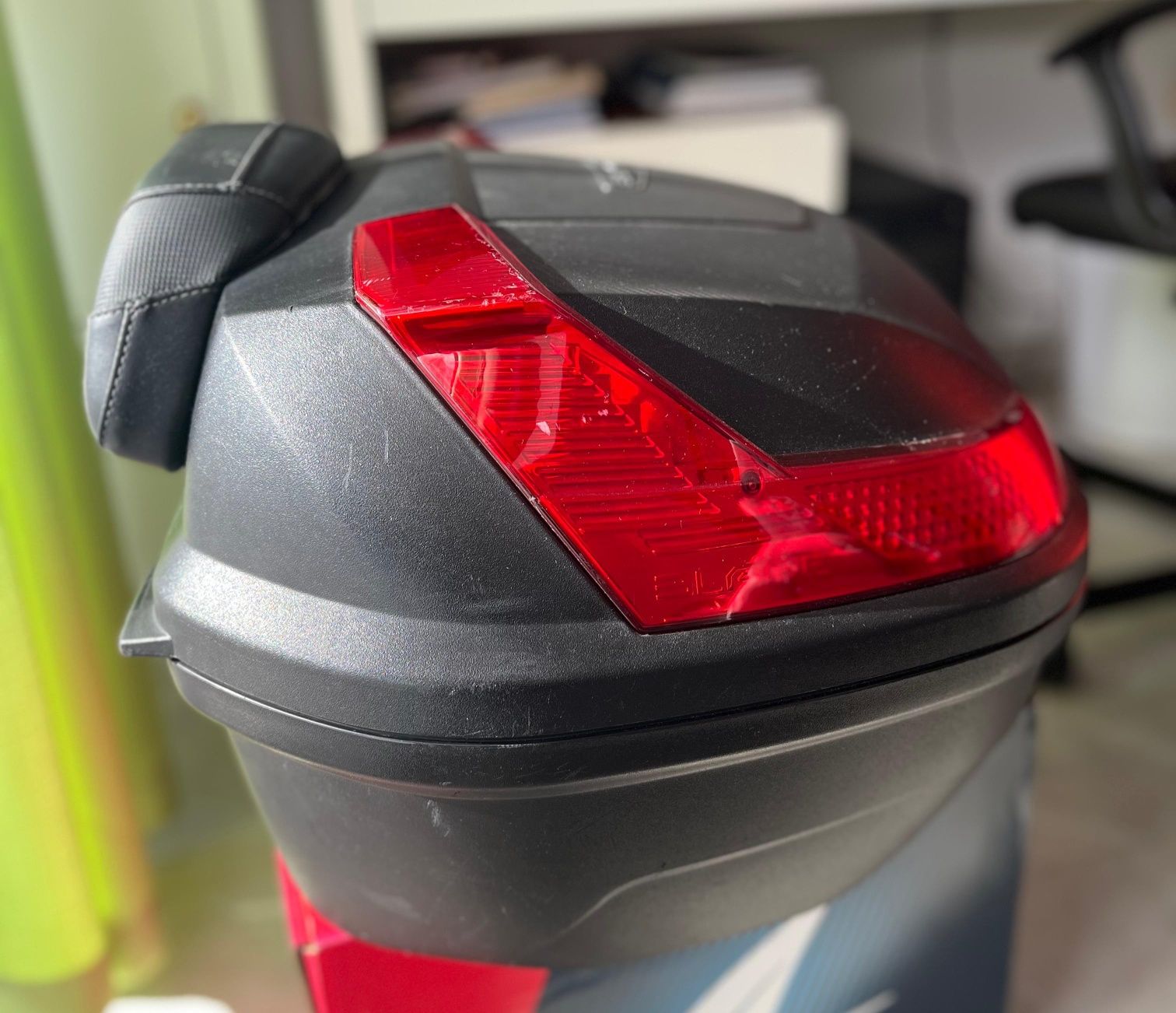 Top case Givi 47 LTS MONOLOCK® (preto) com refletores vermelho