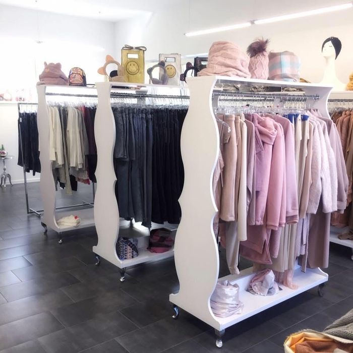 Wyposażenie butiku meble sklepowe regały wieszaki do butiku odzież