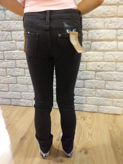 Czarne dżinsowe rurki z naszywką kotka kota H&M roz 122 jeans dżins