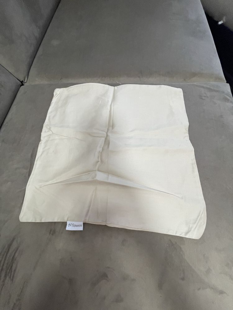 Dwie beżowe poduszki 40 na 40 cm na zamek