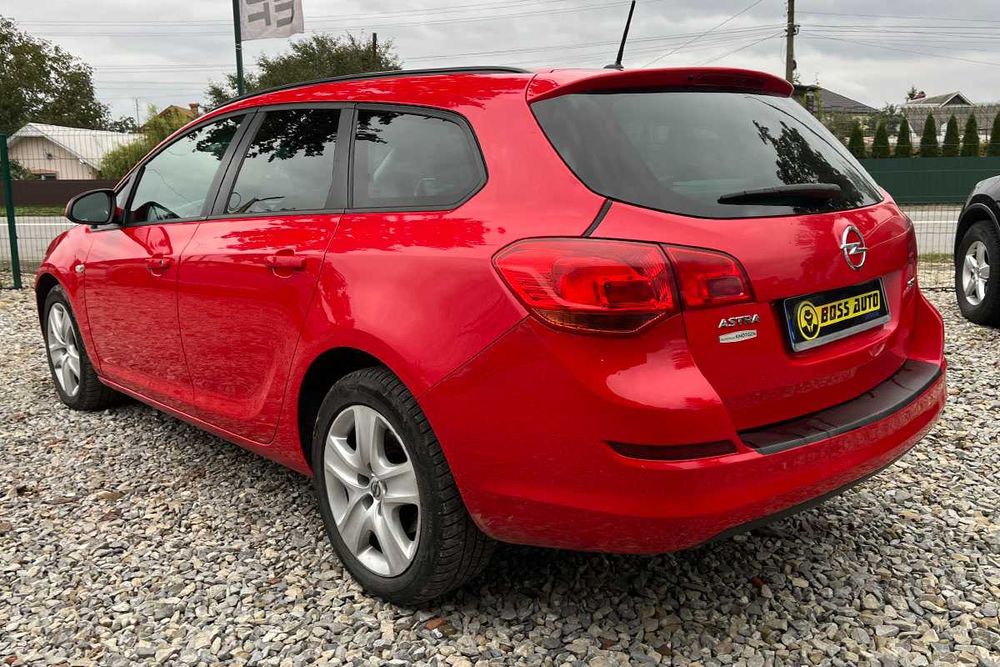 Opel Astra 2011 року