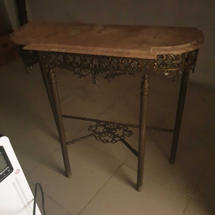 Móvel de entrada-cardência em ferro e pedra