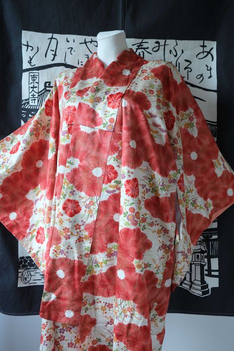 Czerwone kimono komon japońskie jedwabne kwiaty momiji awase
