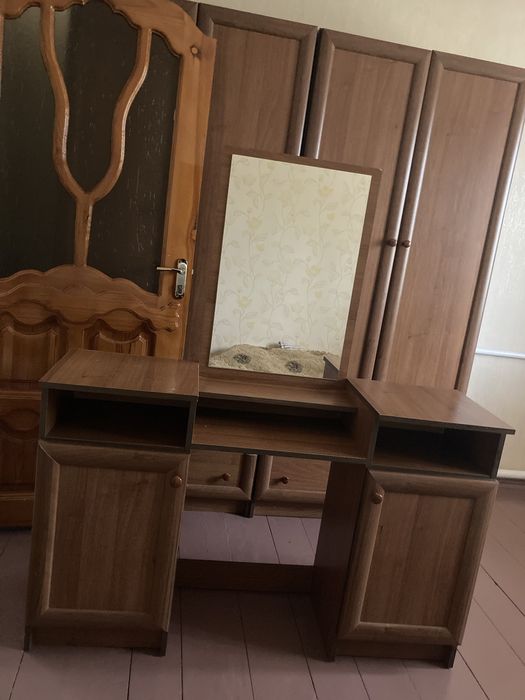 Продам тумбочку з дзеркалом