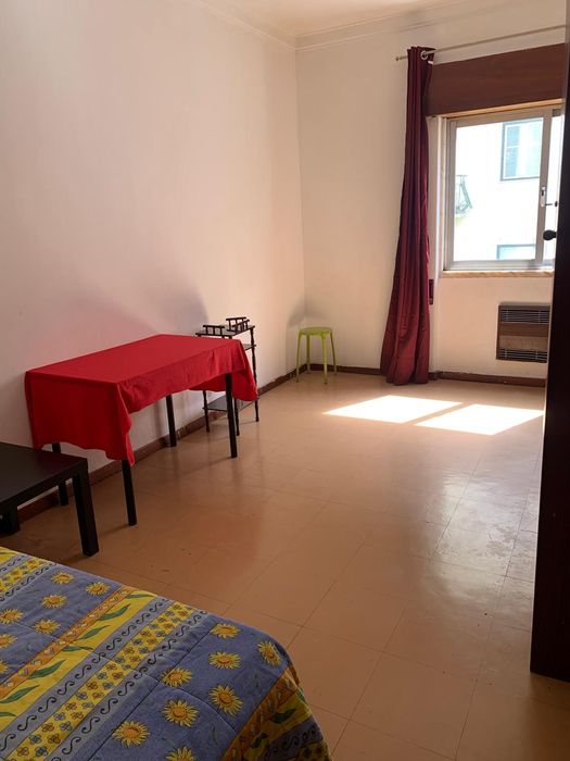 Quarto Espaçoso com Varanda