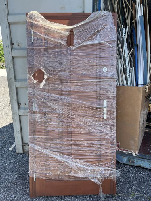 Drzwi zewnetrzne, drewniane.