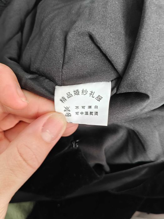 Suknia w stylu Audrey Hepburn – czarna, aksamitna, z długimi rękawami,