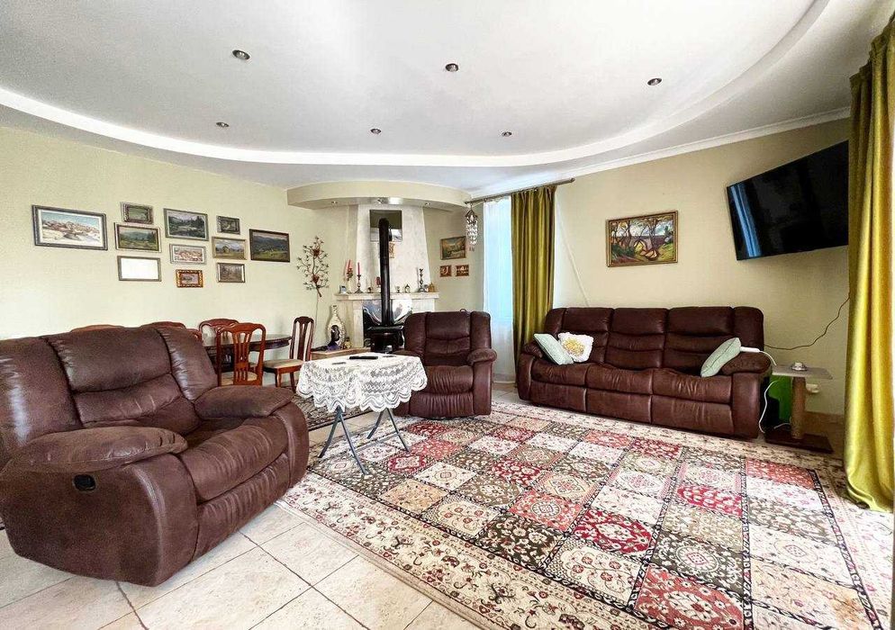 Продаж жилого будинку. Газ,камін,твердопалевний котел,гараж,підвал.