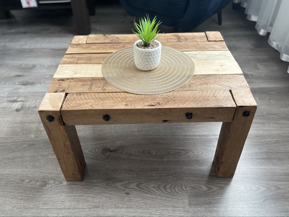 Stolik kawowy ze starego drewna / stare belki
