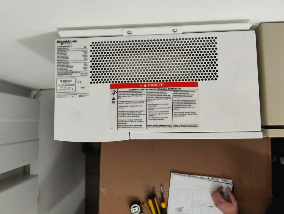 Schneider Electric Conext XW+6.8KW 230, система резервного живлення.