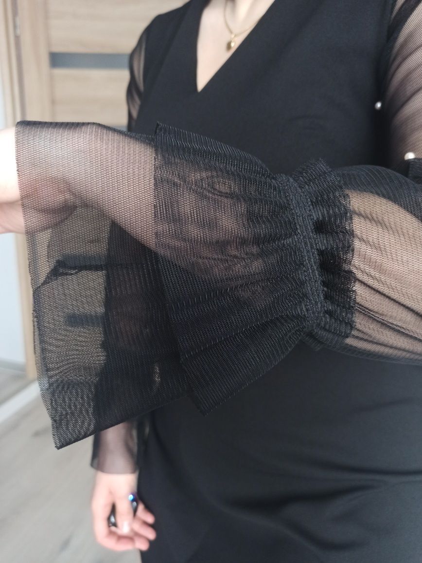 Czarna sukienka mini z chokerem tiulowe rękawy z perełkami