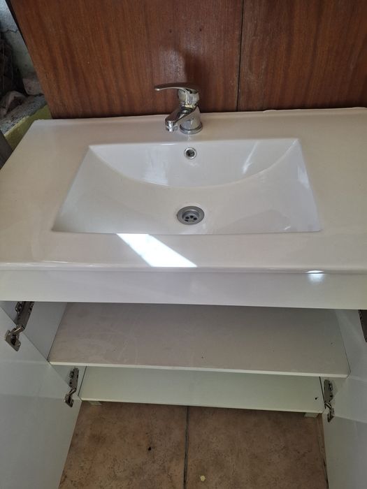 Lavatorio de casa de banho com movel