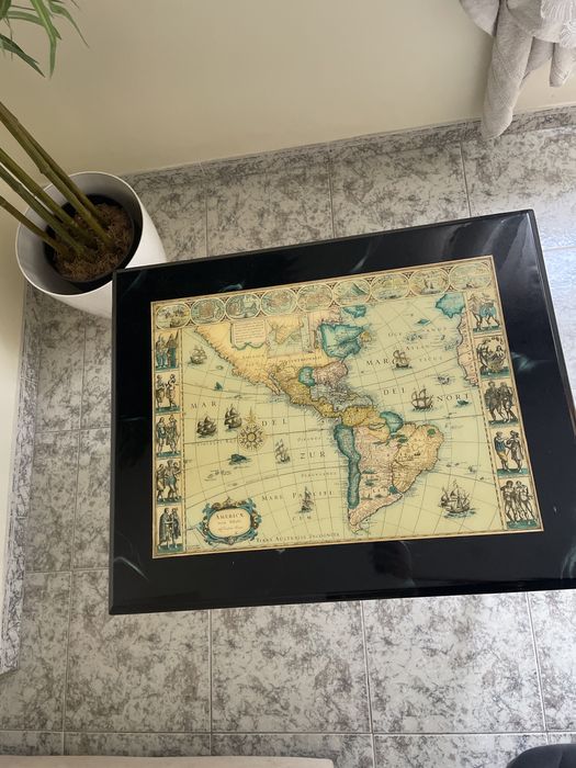Mesa decorativa com mapa america