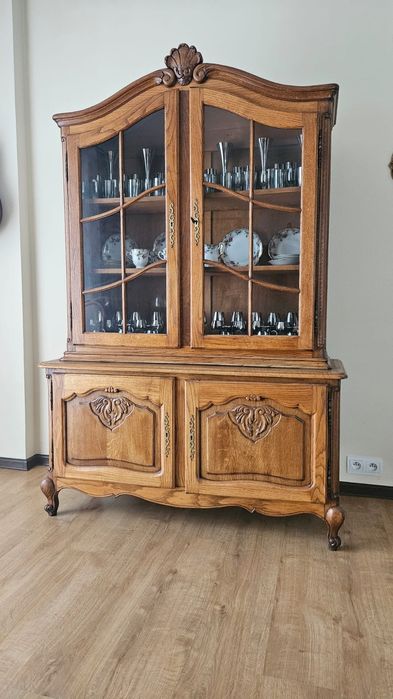 Kredens w stylu ludwikowskim