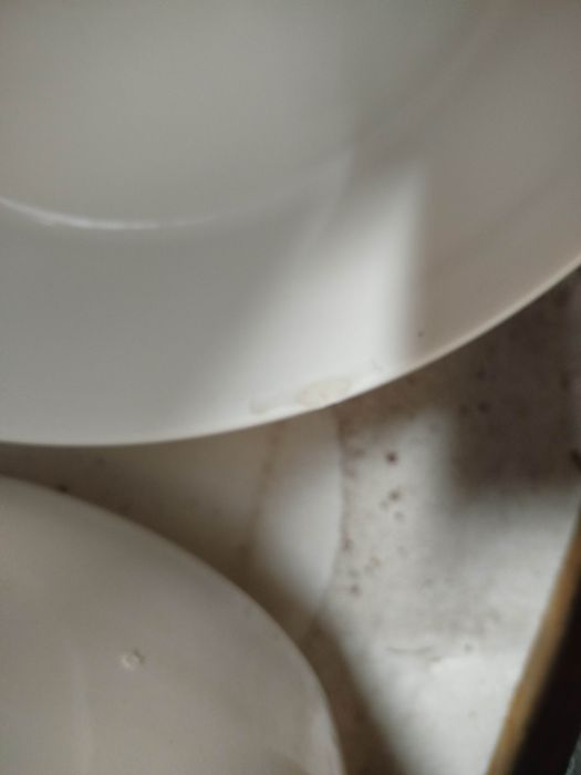 Dwie umywalki łazienkowe okrągłe