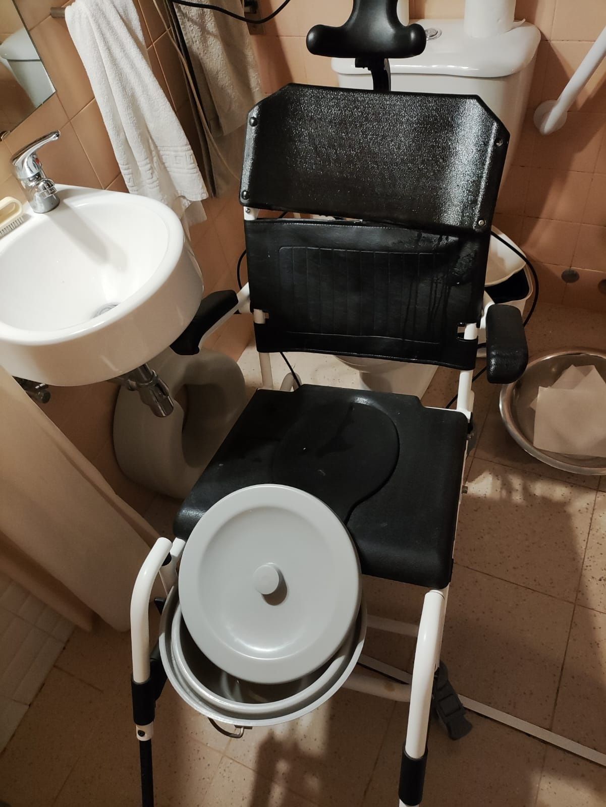 Cadeira de Banho e Sanitária Reclinável com Encosto de Cabeça