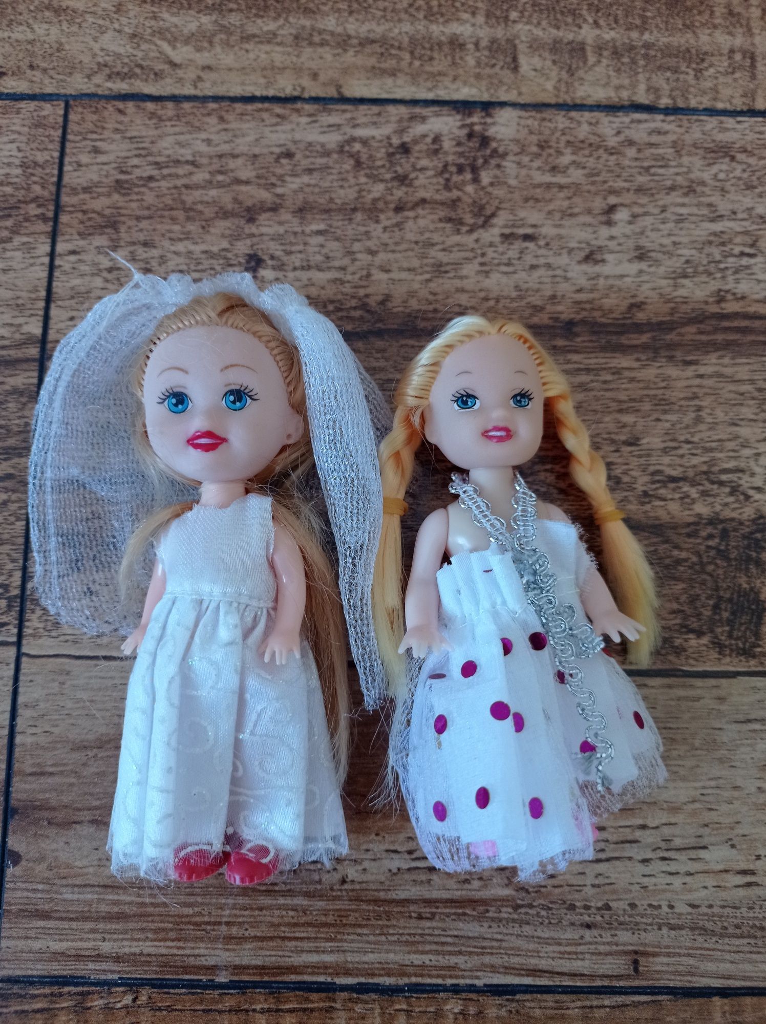 Дві ляльки нові малі