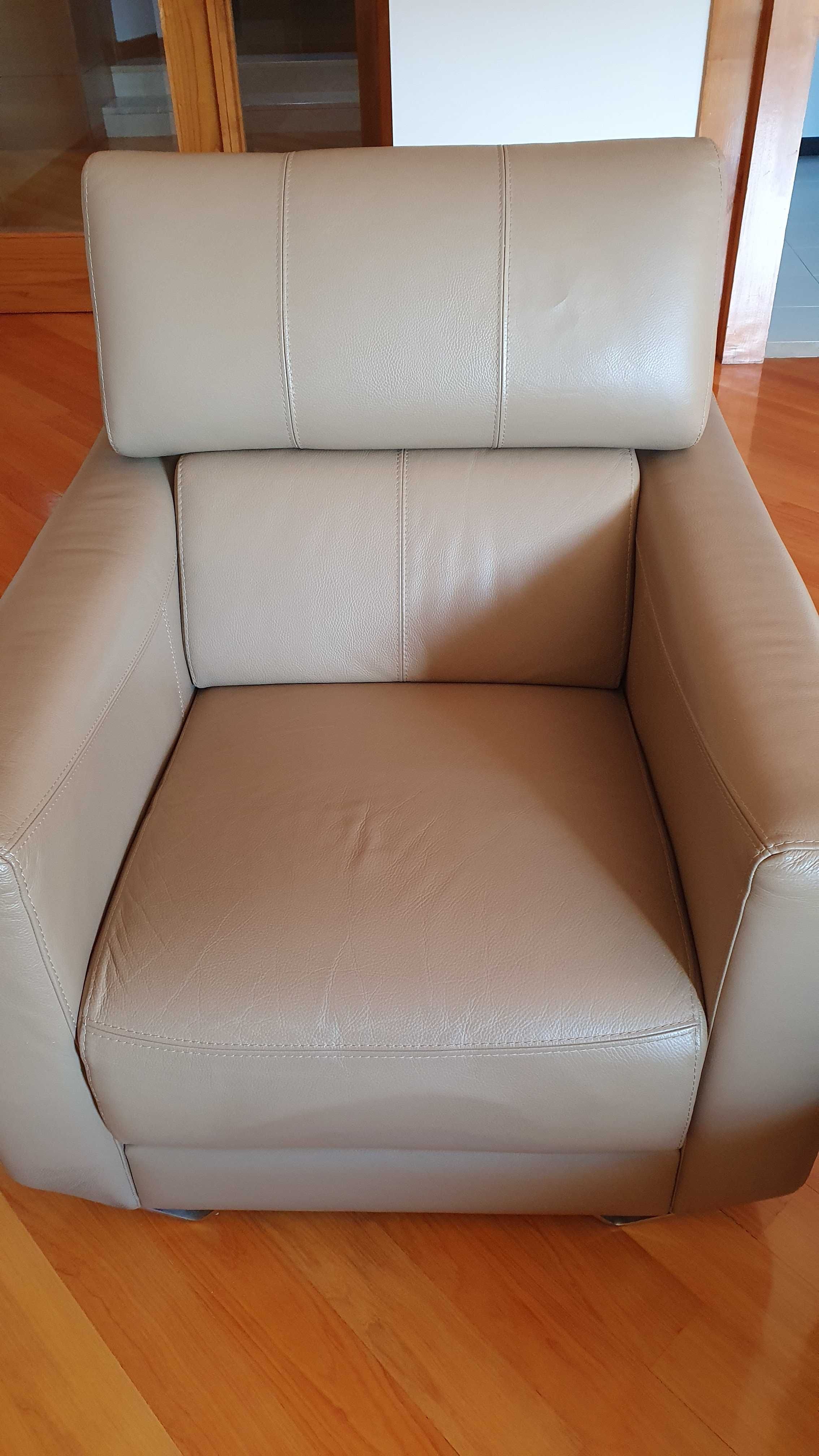 Conjunto de sofás em pele - até 31 Agosto
