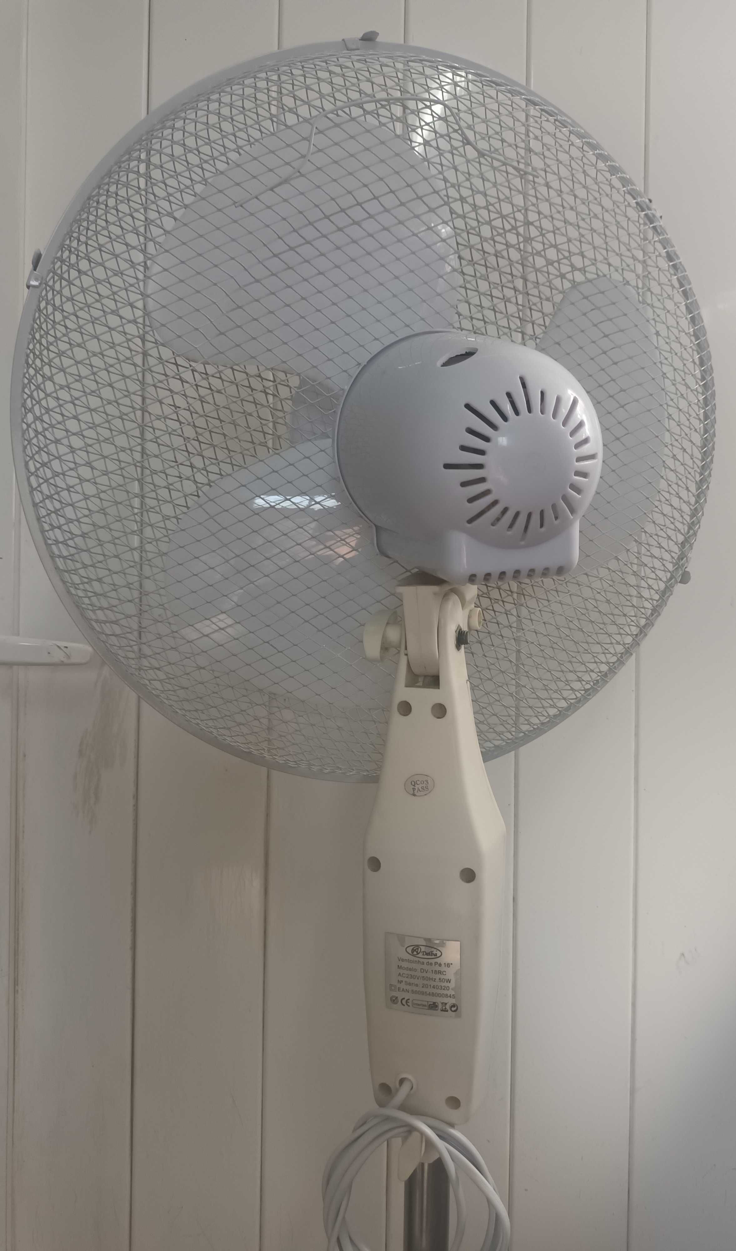 Ventoinha de pé.