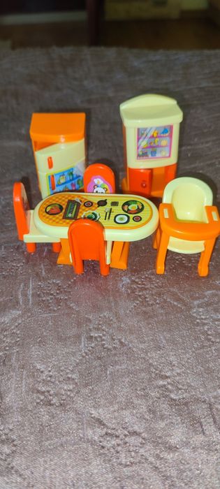 Іграшки: набір кухонний, будиночок, гребінець, бутилочка.