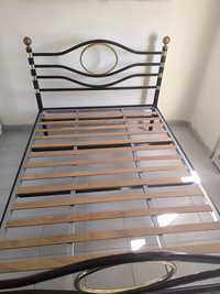 Cama de ferro com estrado de ripas