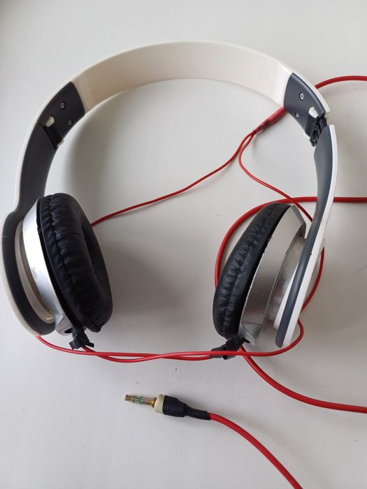 Продам наушники проводные недорого