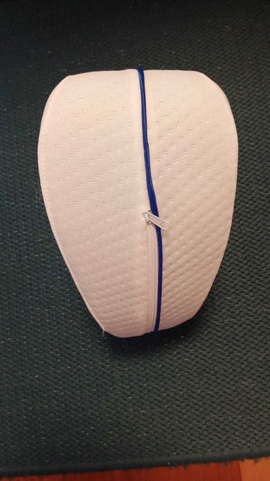 Almofada entre pernas sem uso