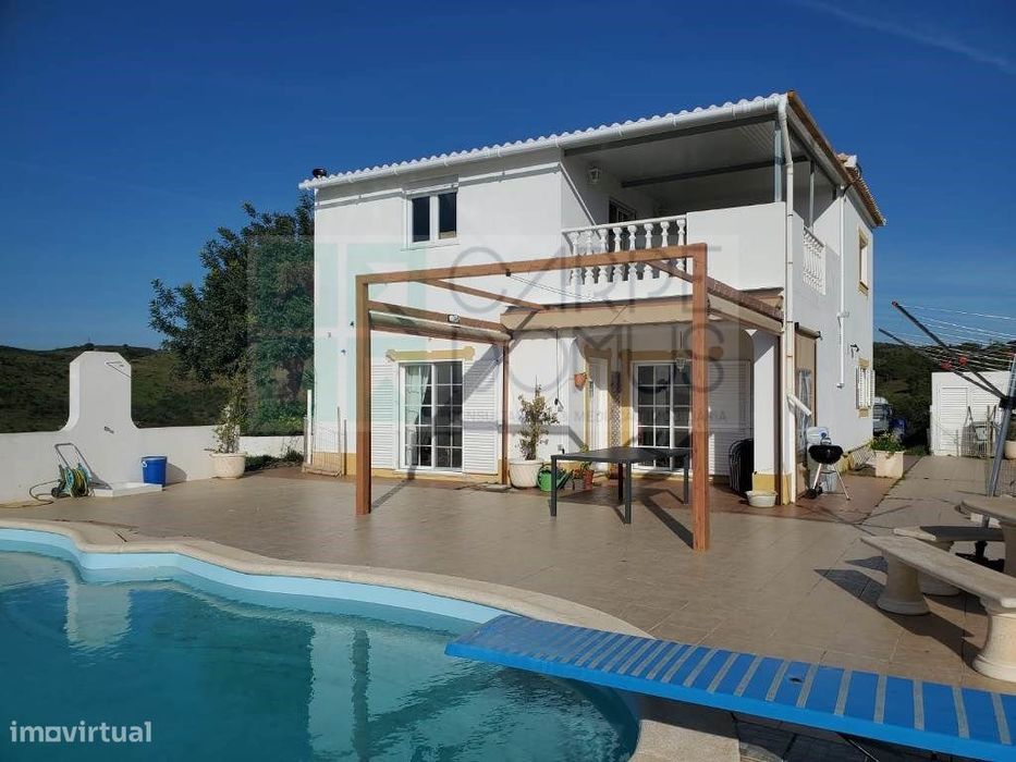 Moradia com Piscina e Amplo Terreno em Tavira.