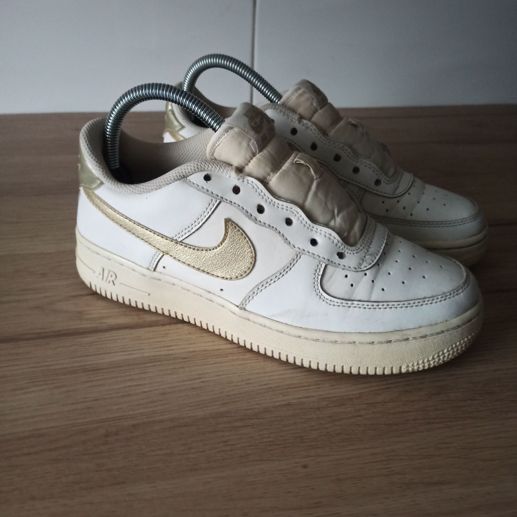Sneakersy damskie Nike Air Force 1GS  rozmiar 37  biały złot