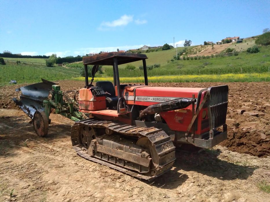 Trator de rastos + charrua