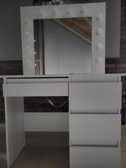 Toaletka z oświetleniem